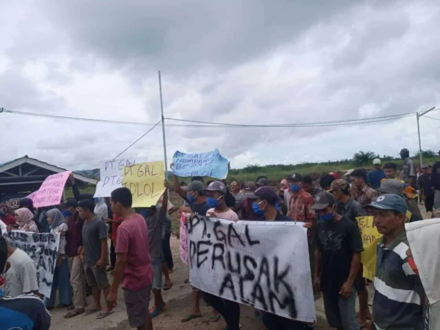 HMPS dan Masyarakat Cigeulis Kembali Lakukan Aksi di Depan Halaman PT. GAL