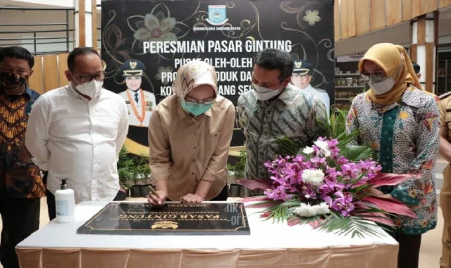 Airin Resmikan Pasar Gintung Pusat Oleh-Oleh Khas Tangsel