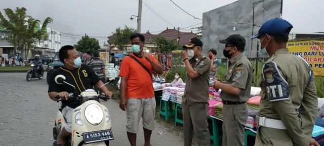 Satpol PP Edukasi Protokol Kesehatan Pedagang di Perum Sudirman Indah Tigaraksa