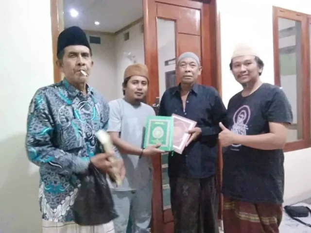 Komunitas Juang Lebak bersama Rumah Aspirasi MHJB berbagi Al Qur'an, pada Minggu (25/04/2021).