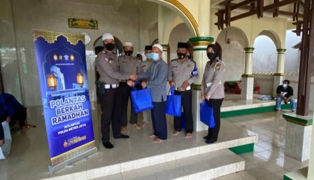 Polantas Berkah Ramadhan, Samsat Kelapa Dua Menggelar Bhakti Sosial