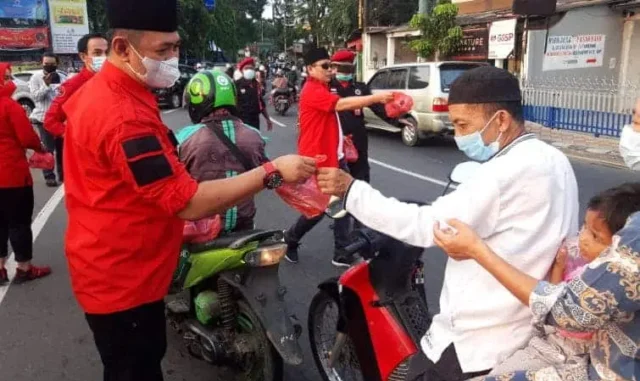 Berbagi di Ramadhan 1442 Hijriah, PDI Perjuangan Karawaci Sebar Ratusan Takjil