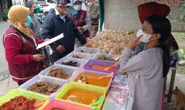 KOTA TANGERANG, Pelitabanten.com -- Dinas Kesehatan (Dinkes) Kota Tangerang melakukan pengecekan kualitas makanan dan minuman berbuka puasa ramadhan 1442 hijriah di 13 Kecamatan se-Kota Tangerang secara serentak. Sekitar 401 sampel makanan dan minuman yang dijual diberbagai pusat keramaian penjual takjil diambil dan dilakukan screening cepat untuk mengantisipasi dan mengetahui ada tidaknya kandungan kimia dan bakteri berbahaya. Dari 401 sampel takjil makanan dan minuman itu ditemukan 21 sampel mengandung bahaya terdapat kandungan kimia atau bakteri. Kabid Kesehatan Masyarakat, Dinkes Kota Tangerang dr.Harmayani, MPH mengungkapkan setiap kecamatan diambil 25 hingga 40 sampel, yang dilakukan oleh petugas Puskesmas melalui pendampingan Kecamatan dan Kelurahan setempat. Sampel yang diambil mulai dari soto mie, tahu, batagor, gendar, siomay, bakso, pacar cina, kwetiau, lumpia dan berbagai jenis takjil berbuka puasa lainnya. “Pengambilan sampel kita fokuskan pada titik-titik keramaian jajanan takjil di Kota Tangerang. Hal ini kita lakukan, sebagai tanggung jawab Pemkot melalui Dinkes untuk melakukan pembinaan dan pengawasan pangan yang beredar di Kota Tangerang,” ungkap dr Harmayani, saat dihubungi Jumat (30/4/2021). Dipaparkan dr Harmayani, hasil dari pengecekan kualitas tim ditemukan 21 sampel dari berbagai jenis takjil yang mengandung kandungan kimia atau bakteri berbahaya. “Untuk jenis sampel yang ditemukan adanya kandungan berbahaya, didominasi jenis takjil berbagai tahu. Selain itu, juga ditemukan pada kikil, somay, ceker, seblak, krupuk pasir, pacar cina, arum manis hingga lumpa,” jelasnya. Selanjutnya, kata dr Harmayani 21 sampel tersebut akan didalami kandungan kimia dan bakterinya di UPT Labkesda Kota Tangerang. Dinkes pun akan melakukan tindak lanjut persuasif, berupa pembinaan dan edukasi kepada para pedagang yang bersangkutan. “Pada pembinaan atau proses edukasi, Dinkes akan memberitahu bahaya terparah akan kandungan kimia yang mereka pakai. Selain itu, Dinkes juga akan memberikan pemaparan jenis-jenis bahan pengganti yang aman atau layak untuk dimakan konsumen,” katanya. Diketahui, pengecekan kualitas makanan akan dilakukan secara rutin oleh Dinkes Kota Tangerang per tiga hingga enam bulan sekali. Hal itu, sebagai bentuk pertanggungjawaban dan pembaharuan data pangan yang beredar di Kota Tangerang.