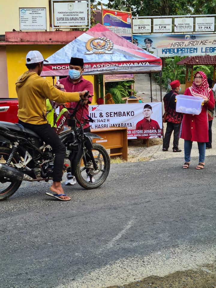 Rumah Aspirasi MHJB berbagi kebaikan kepada masyarakat di Desa Sawarna Timur, pada Senin (26/04/2021).