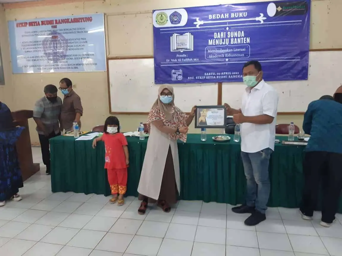 Junaedi Ibnu Jarta memberikan komentar pada Bedah Buku Dari Sunda Menuju Banten Karya Moh Ali Fadillah, pada Sabtu (03/04/2021).