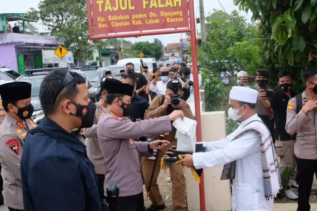 Kyai Muhammad Suryana Pimpinan Pondok Salafi Tajul Falah, Kp Babakan Pedes, Desa Sipayung, Cipanas, Lebak, Banten.