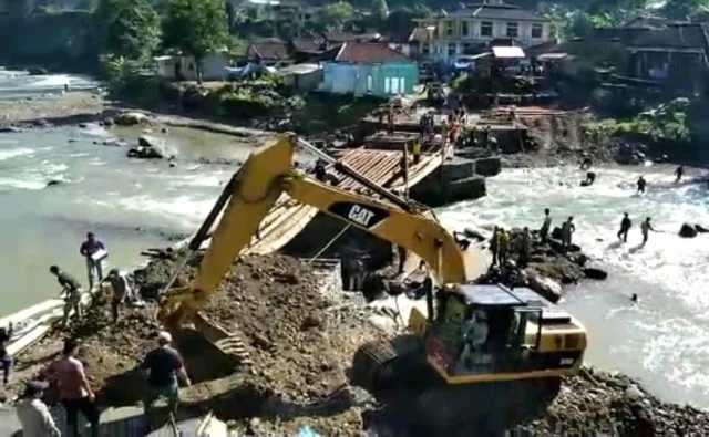 Jembatan Ciberang yang terletak di Desa Ciladaeun, Kecamatan Lebakgedong, Kabupaten Lebak, Banten.