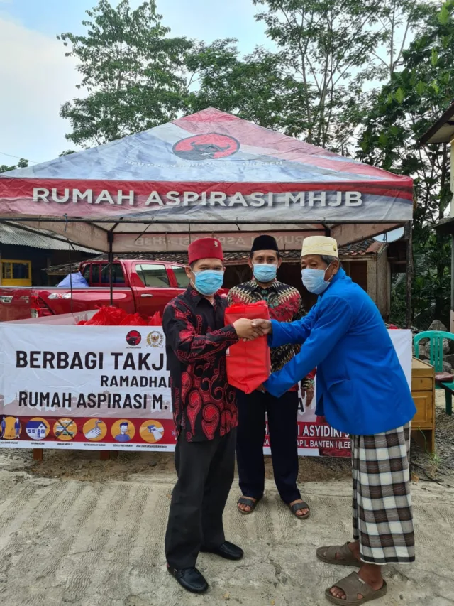 Iman Pribadi, Ketua Rumah Aspirasi MHJB berbagi kebaikan kepada masyarakat di Desa Sawarna Timur, pada Senin (26/04/2021).