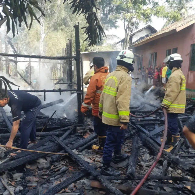 Habis Dilalap Sijago Merah : Ponpes Al-Hidayah Cikuya Butuh Bantuan