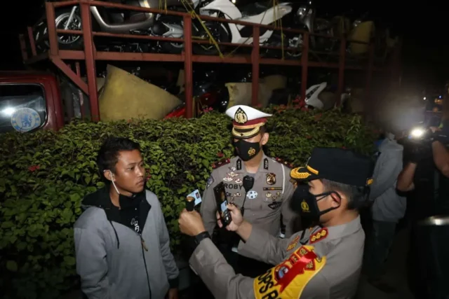 Pos Penyekatan GT Cikupa Berhentikan Truk Pengangkut Sepeda Motor, 10 Penumpang Di-swab Test