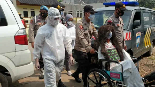 Hari Ke 6 Pelaksanaan Swab Antigen Gratis, Polsek Pagedangan Bawa Patung Seram