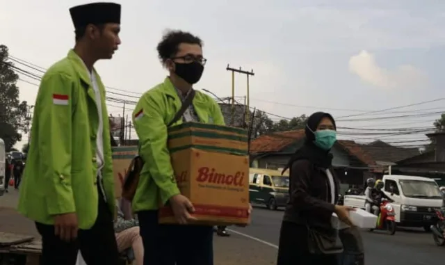 Sesaat Jelang Berbuka Puasa, Mahasiswa Binamadani Bagi-Bagi Makanan