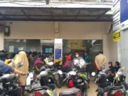 Metode Ngantri Bank BJB Malingping nampak berkerumun dan tidak menerapkan kaidah manajemen yang baik, pada Senin (10/05/2021).