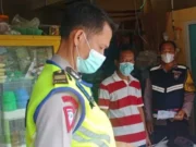 Cooling Sistem, Anggota Polisi Jatiuwung Rayu Pemudik Lakukan Swab Antigen