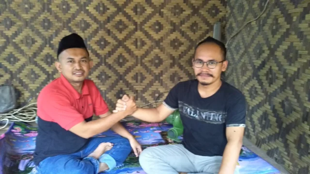 Uyung (Bakal Calon Kepala Desa Kerta) bersama H. Tedi Sudarma (Aktivis Muda Banjarsari).