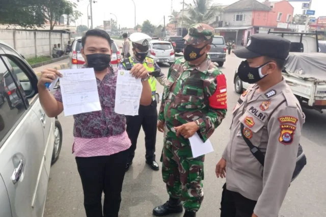 Posko Balaraja Barat Polresta Tangerang Tes Swab Antigen 18 Orang Pemudik