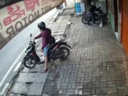 Terekam CCTV, Motor Tukang Sapu Kota Tangerang Raib Digondol Maling