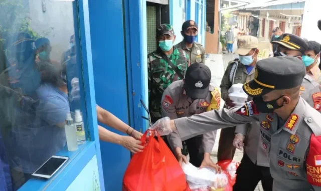 Lockdown Mikro Gandasari, Kapolres Antar Makanan Langsung ke Rumah Warga