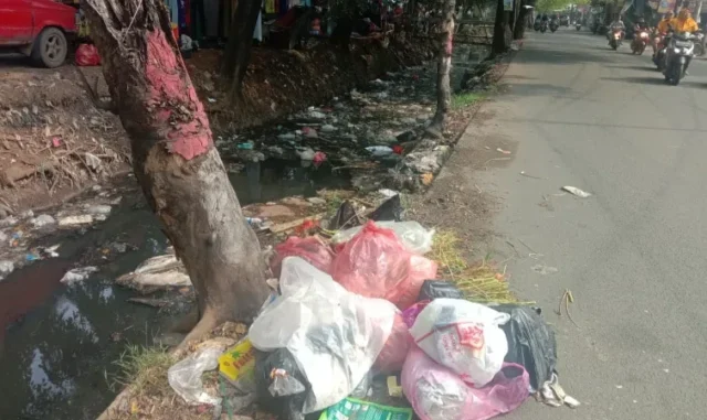 Kumuh dan Bau, Bersih-Bersih Kali Sipon Akankah Sadarkan Masyarakat?