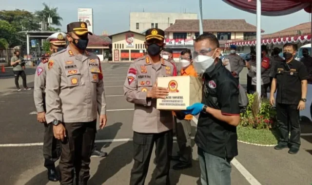 Baksos Polri, Ratusan Paket Sembako Diantar Langsung ke Warga Terdampak Covid-19