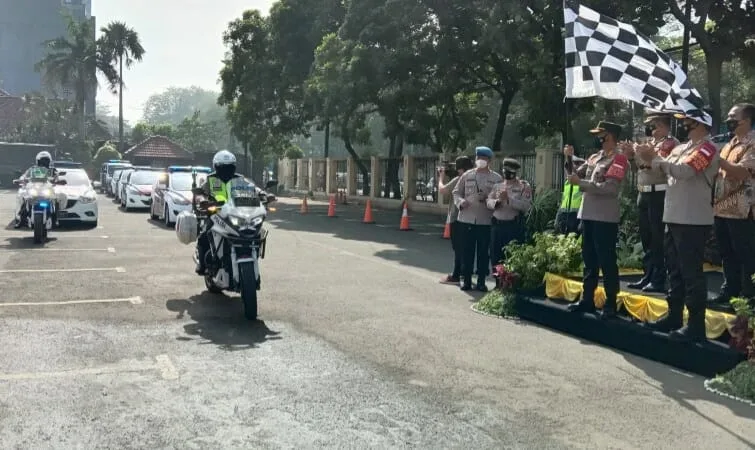 Baksos Polri, Ratusan Paket Sembako Diantar Langsung ke Warga Terdampak Covid-19