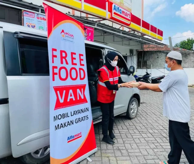 Indahnya Berbagi, Mizan Amanah bersama Alfamart Bagikan  Makanan Gratis