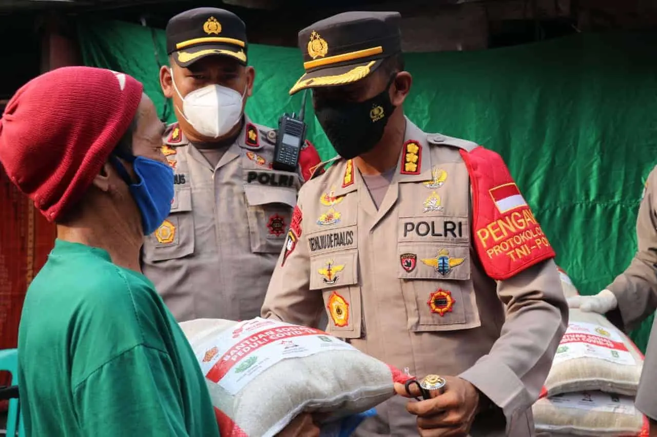 Vaksinasi di Slum Area, Kapolres Metro Tangerang Kota Serahkan Bantuan Beras