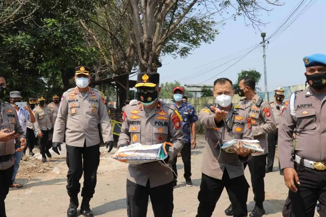 Harap Masyarakat Kurangi Aktifitas, Polisi Salurkan Beras di Kota Tangerang