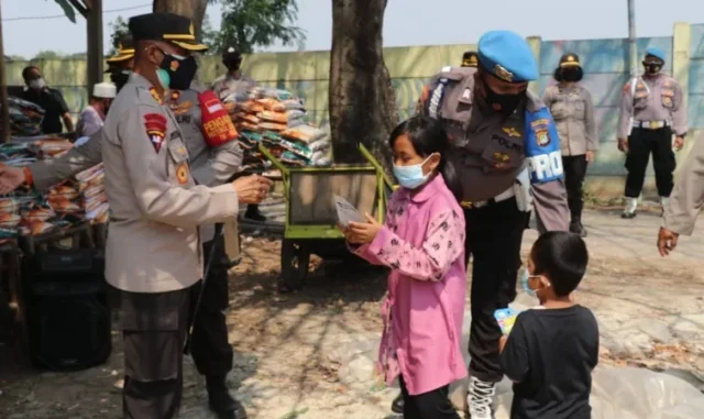 Bagikan Bocah Mainan di Slum Area, Kapolres: Musim Virus Mainnya Dirumah Aja