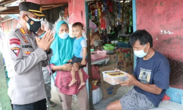 Hindari Kerumunan, Polisi Bagikan 150 Paket Daging Qurban Siap Saji dari Rumah ke Rumah