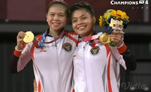 Tangis Greysia/Apriyani Pecah di Podium Juara Olimpiade Tokyo 2020.