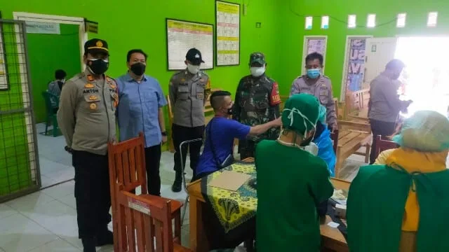 Kegiatan Vaksinasi Covid-19 di Desa Kampung Melayu Barat