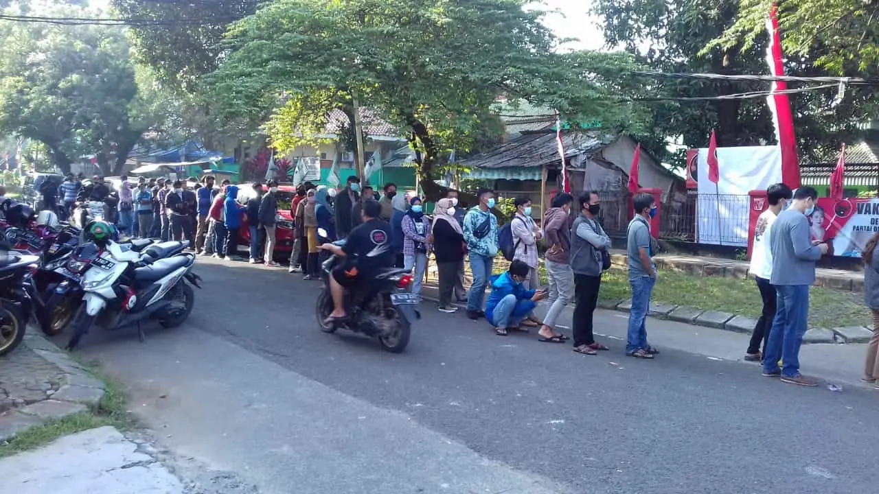 Warga sedang mengantri menunggu untuk mendapatkan Vaksinasi.