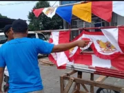 PPKM Level 4, Komunitas RakyatMemberi Kasih Makan Gratis ke Penjual Bendera di Curug Tangerang