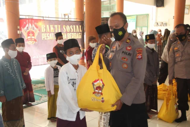 Alumni Akpol 93 Peduli Santri di Lebak