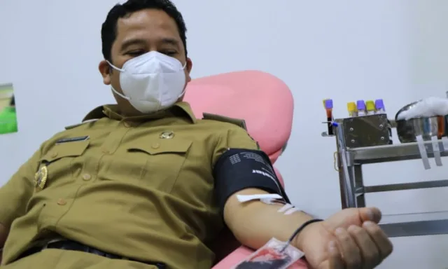 Lakukan Donor Darah, Arief Ajak Penyintas Covid-19 Donor Plasma Konvalesen