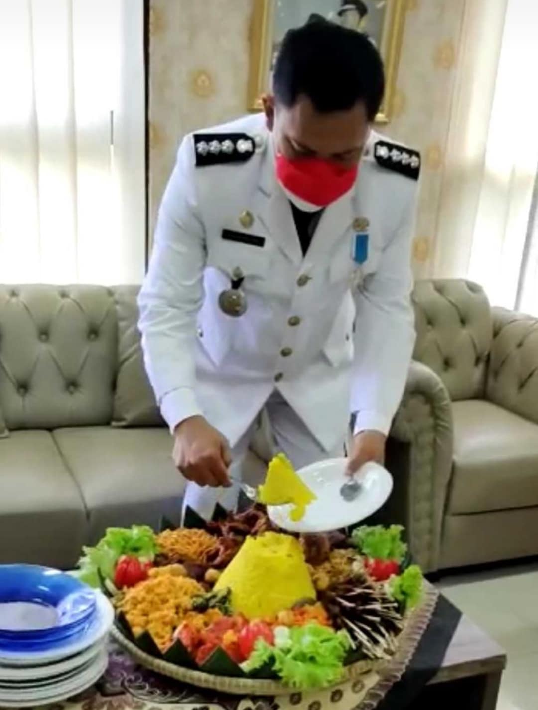 Camat Curug Supriyadi saat melakukan pemotongan nasi tumpeng.