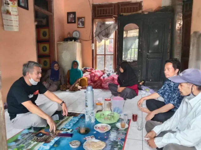 Tampak Eli Mulyadi selaku Ketua Bakor Kabupaten Cilangkahan bertakjiyah ke rumah keluarga korban.