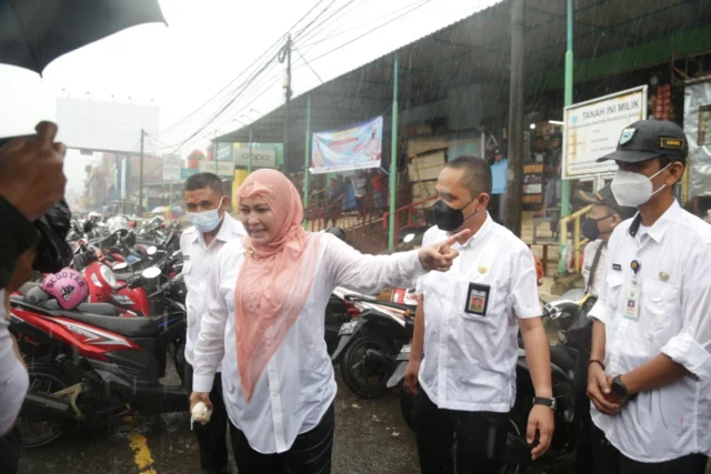 Bupati Irna Hujan-hujanan Meninjau Drainase Pasar Pandeglang Yang Sering Banjir