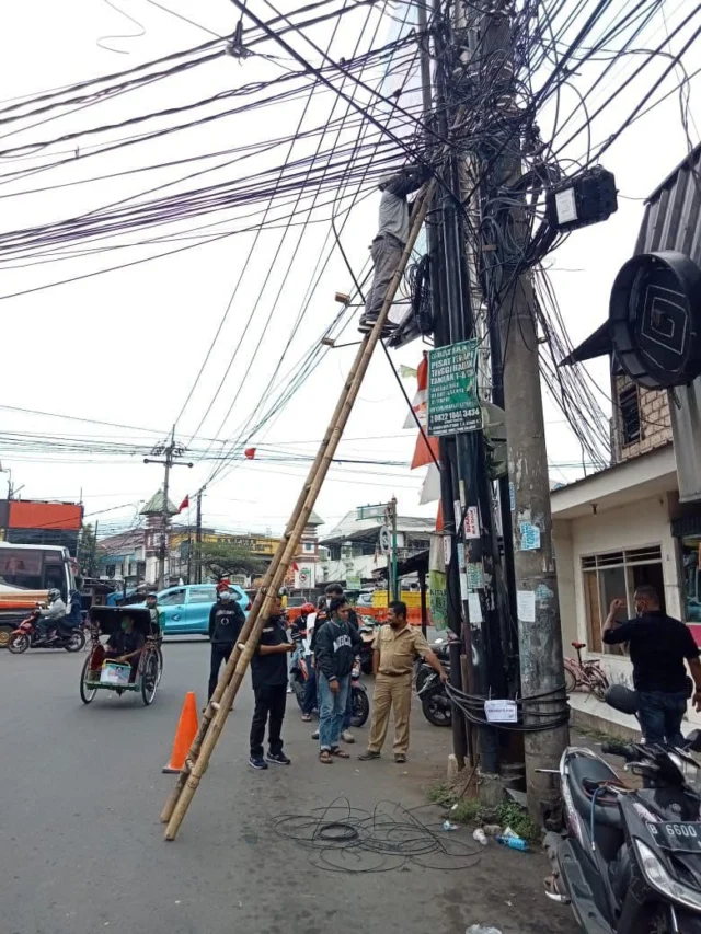 Tidak Ada Toleransi Lagi, DPU Putus Kabe dan Potong Tiang Milik Provider Internet Di Jalan WR Supratman