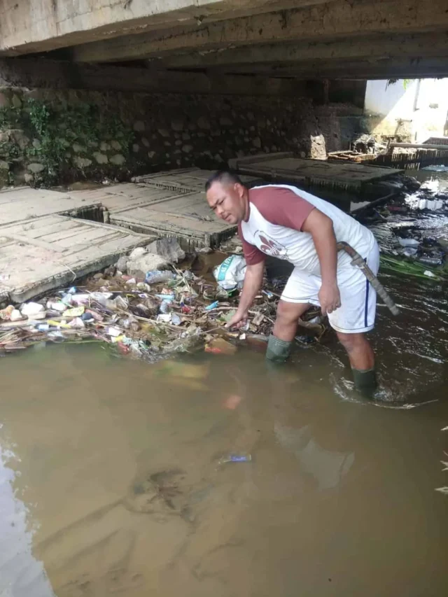 Iyad Jumiyadi warga Desa Citorek Timur mengajak untuk tidak membuang sampah sembarangan diarea sugai Citorek.