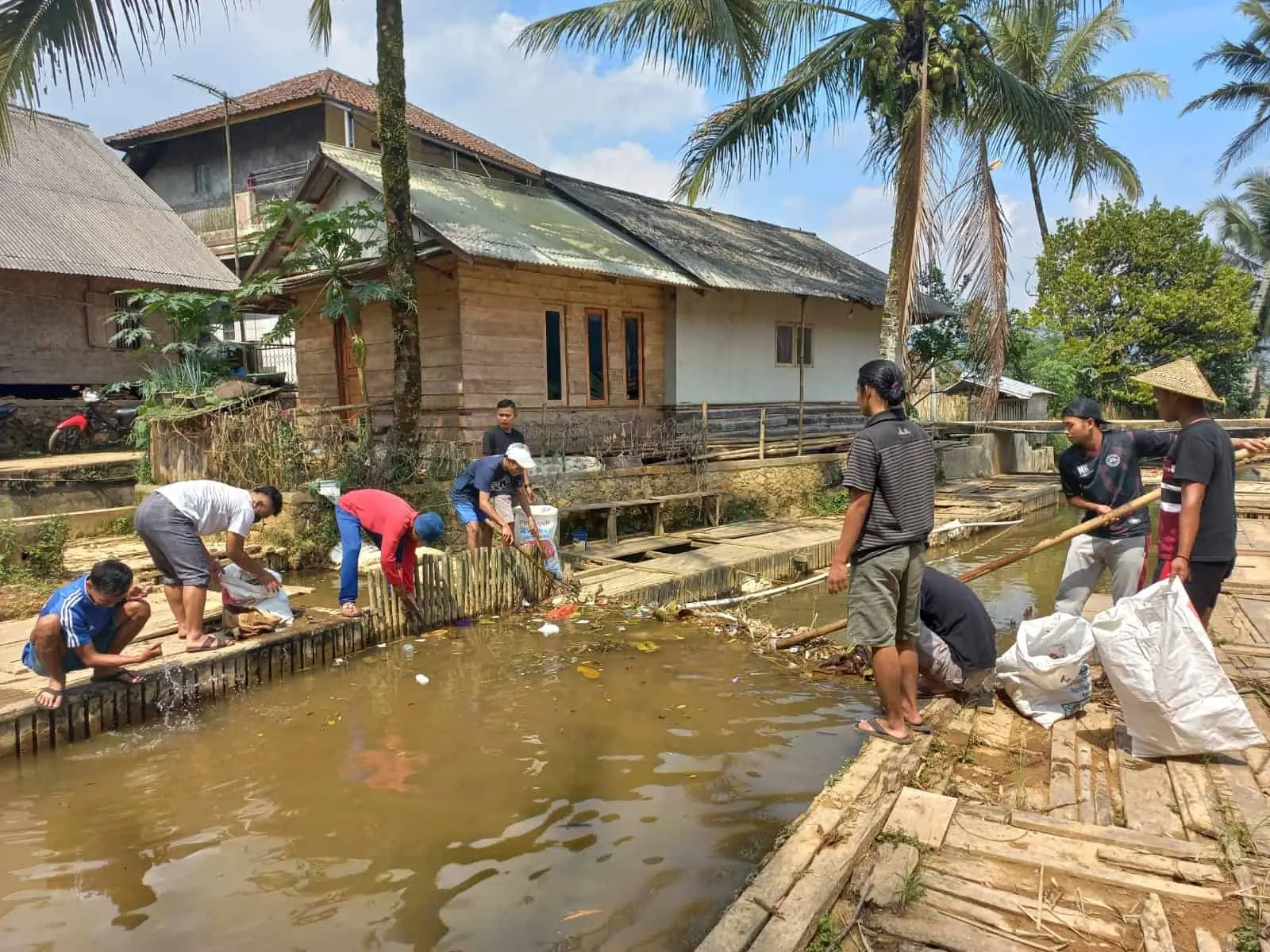 Para mahasiswa saat melakukan gotong royong membuang sampah di wilayah Wewengkon Adat Kasepuhan Citorek, pada Minggu (05/09/2021).