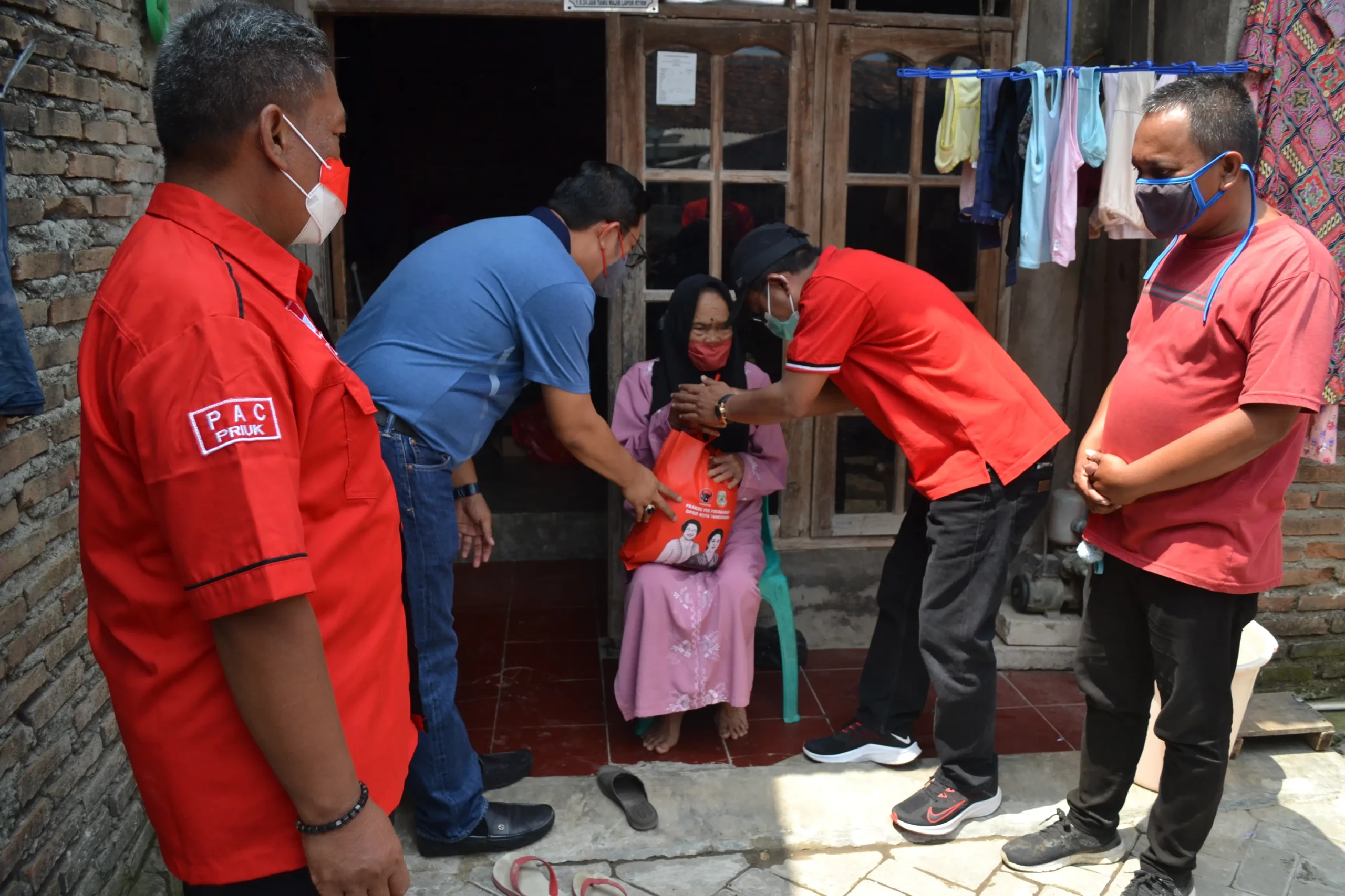 Minggu ke-6, PDI Perjuangan Sasar Bansos di Kampung Bayur, Gatot: Masyarakat Kota Tangerang Perlu Sentuhan Langsung