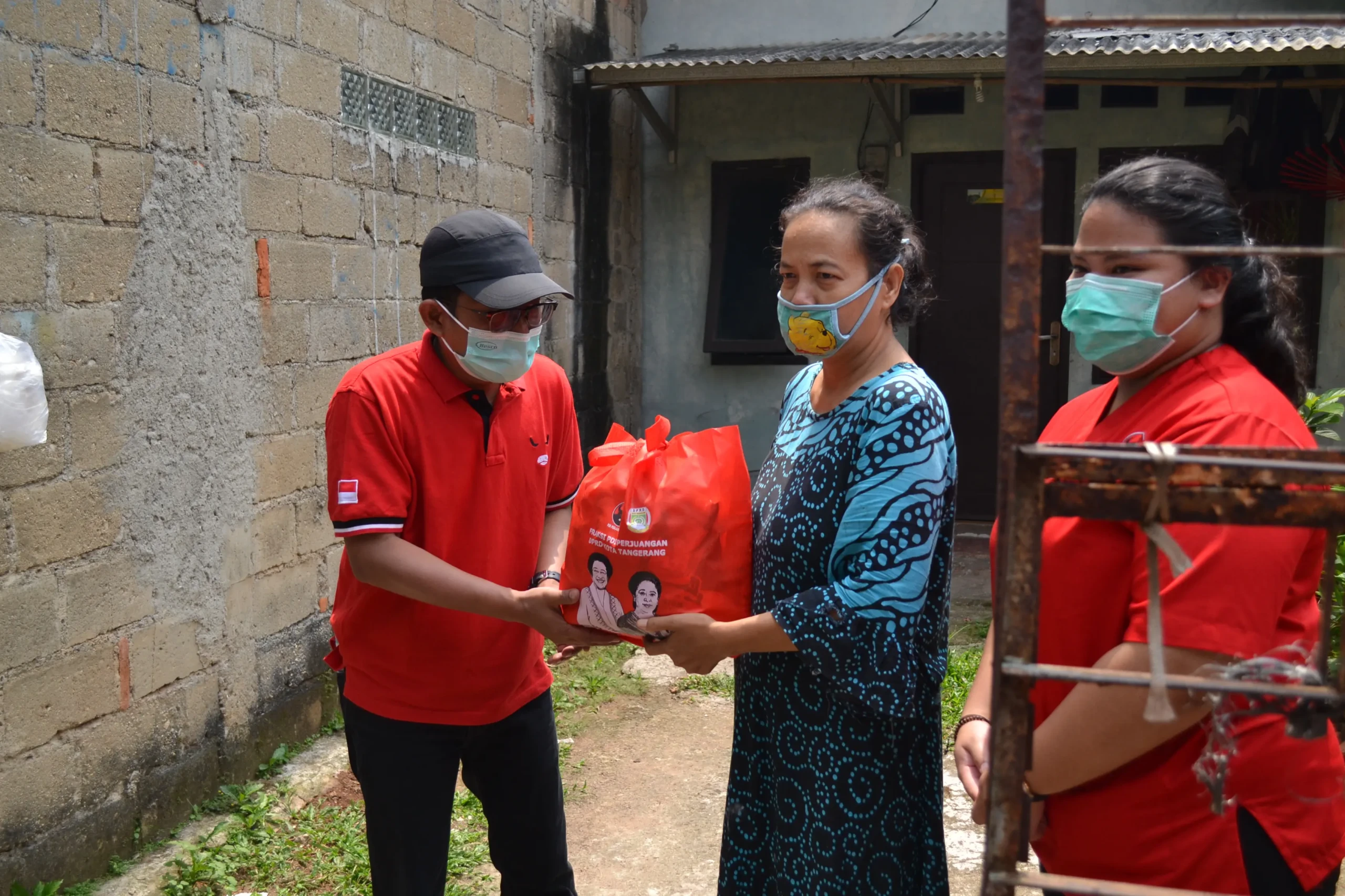 Panen Sayuran KWT dan Berbagi Sembako, PAC PDI Perjuangan Ciledug Resmikan Kantor Baru