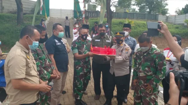 Peringati HUT TNI ke 76, Kapolsek Beserta Forkopimcam Panongan Beri Kejutan Untuk Koramil 14 Panongan