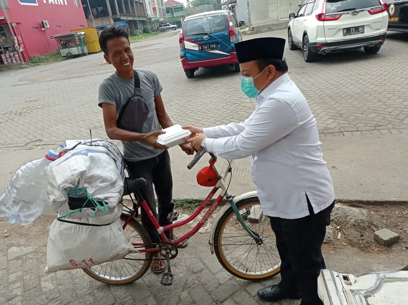 Jum'at Berbagi Berkah Pegawai Kecamatan Cipondoh, Patungan Beli Nasi Kotak