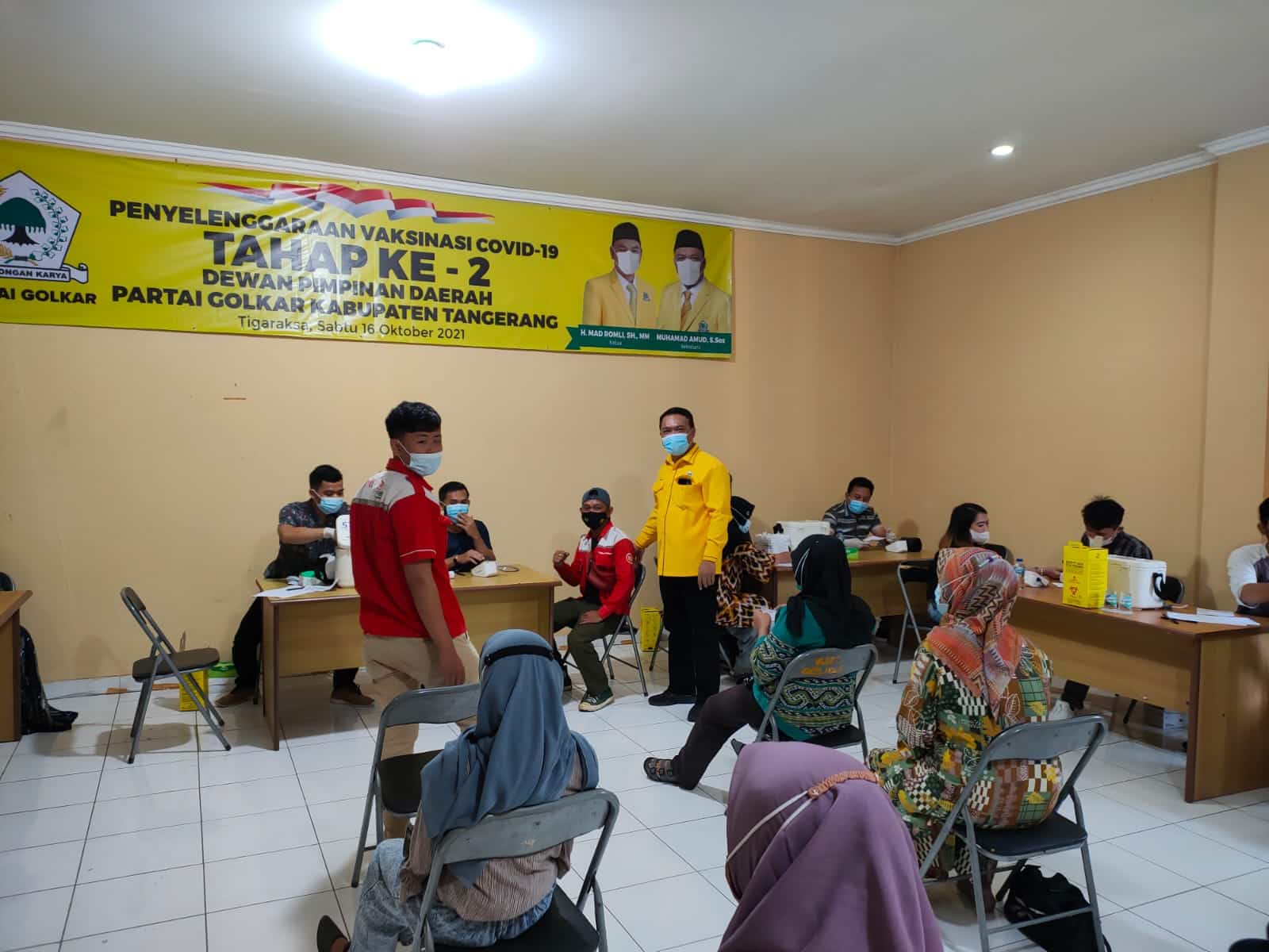 Kegiatan vaksinasi dosis kedua di gedung DPD Partai Golkar Kabupaten Tangerang, Sabtu (16/10/2021).