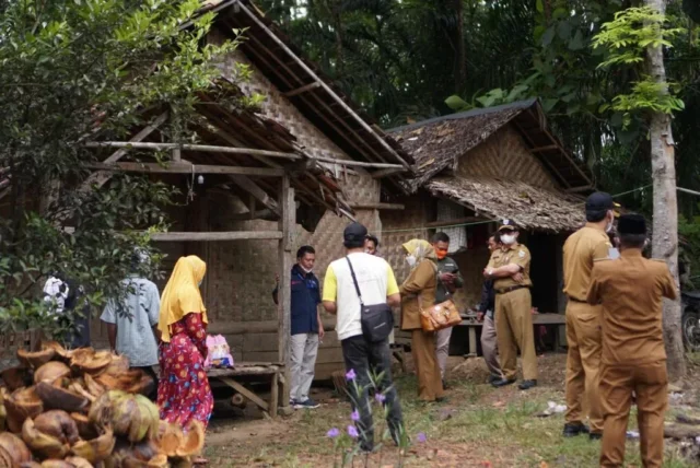 Bupati Pandeglang Berikan Bantuan Program RTLH Untuk Warga Miskin di Kecamatan Cigeulis