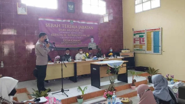 Berikan Rasa Aman, Bhabinkamtibmas Hadiri Sertijab Kades Ciakar