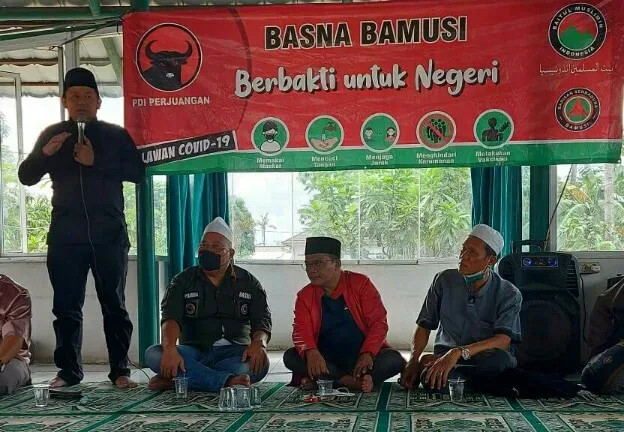 Ketua DPC PDI Perjuangan Kabupaten Tangerang, H. Irvansyah saat memberikan sambutannya dalam kegiatan bantuan sosial dari Barisan Serba Guna (BASNA)-Baitul Muslimin Indonesia.